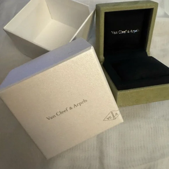 Van Cleef & Arpels 💯% Authentic luxury Green Velvety Jewelry or storage Box Set - Picture 1 of 8